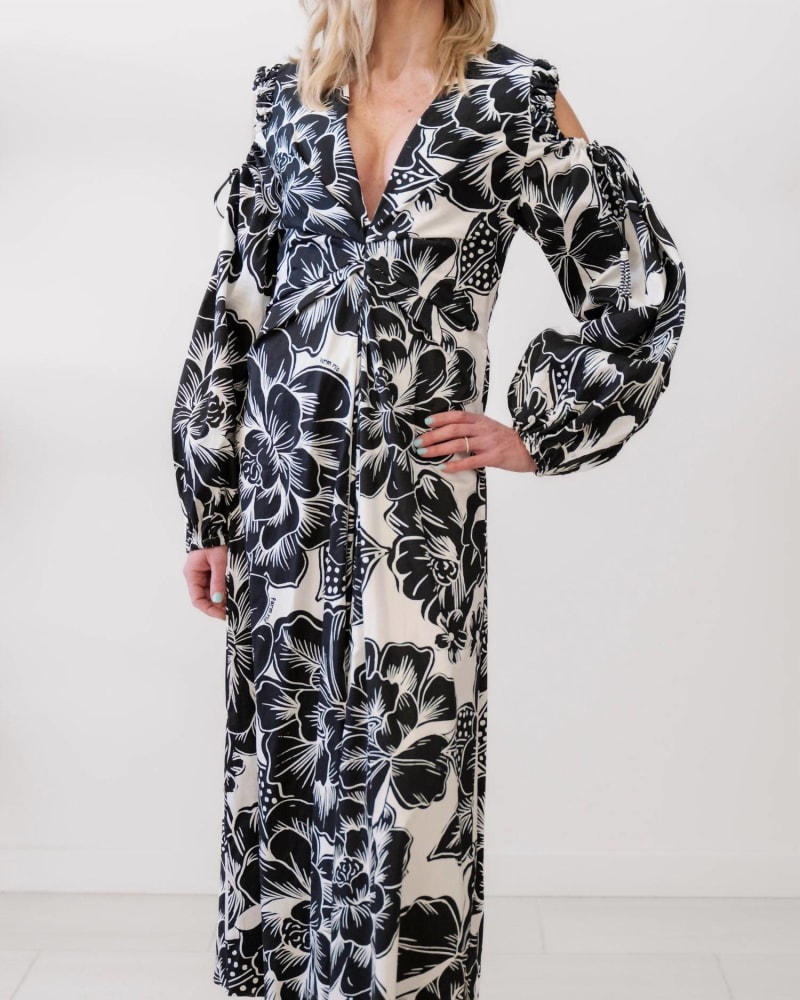 Front of a model wearing a size Large Chita Cut Out Dress In White Flowers in White Flowers by FARM RIO. | dia_product_style_image_id:344673